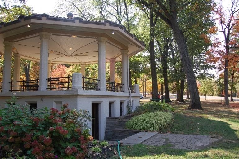 Burnet_Woods_Bandstand